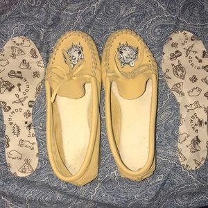 Amimoc light yellow wolf moccasins